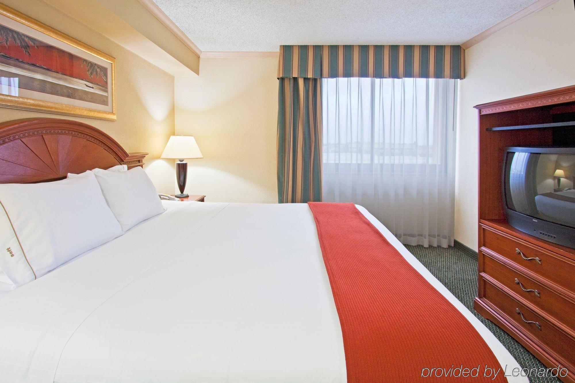Holiday Inn Express Hotel & Suites Miami - Hialeah By Ihg Exterior photo