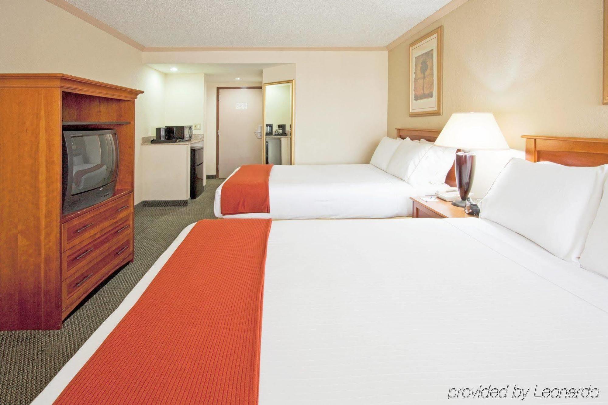 Holiday Inn Express Hotel & Suites Miami - Hialeah By Ihg Exterior photo