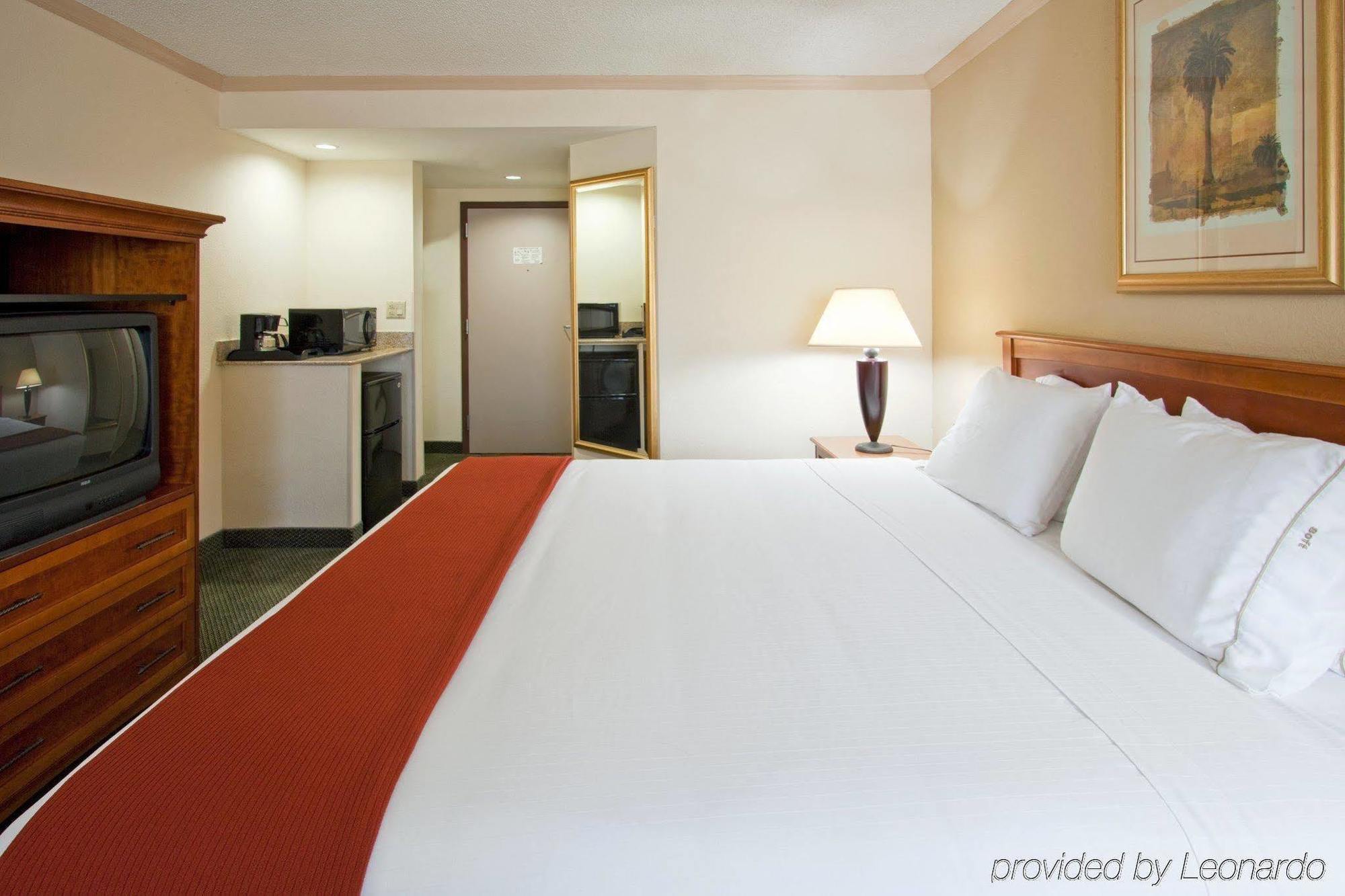 Holiday Inn Express Hotel & Suites Miami - Hialeah By Ihg Exterior photo