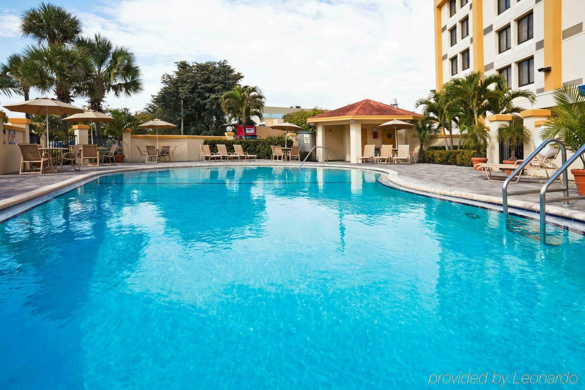 Holiday Inn Express Hotel & Suites Miami - Hialeah By Ihg Exterior photo